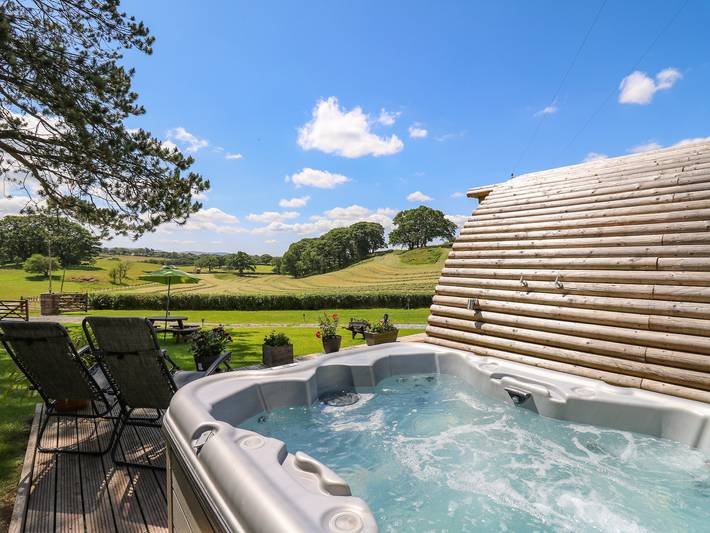Hut for 4 people, with Garden in Wales