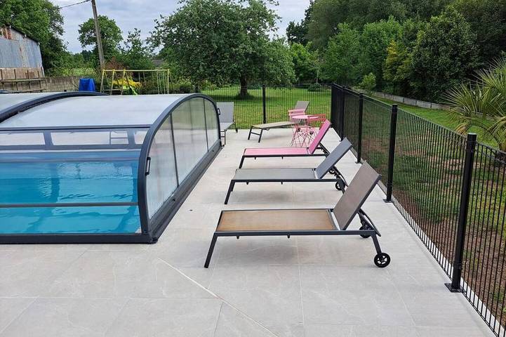 Location de vacances pour 4 personnes, avec jardin ainsi que piscine et terrasse à Plumelec