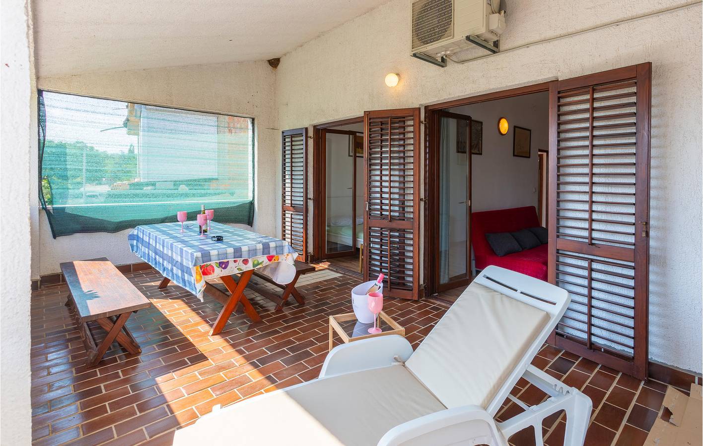 Ganze Ferienwohnung, Gemütliches Apartment mit Terrasse, WLAN, Parkplatz und Strandzugang in der Nähe in Pinezici, Krk