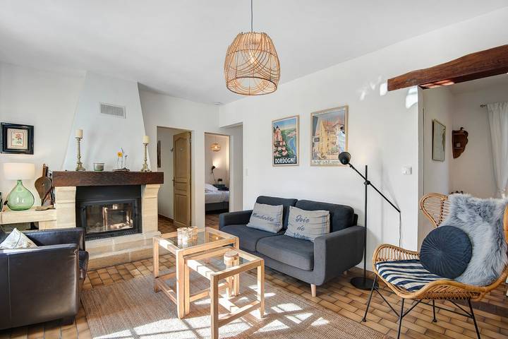 Ferienhaus 'Maison Joie de Vivre' mit großem umzäuntem Garten, Privatpool, Terrassen und Klimaanlage in Cénac-et-Saint-Julien, Périgord Noir