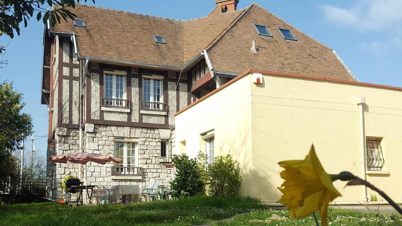 Appartement entier, Apakabar Homestay, Gîte 6 personnes, proche gare Melun, parking privé in La Rochette (Seine-et-Marne), Seine-et-Marne