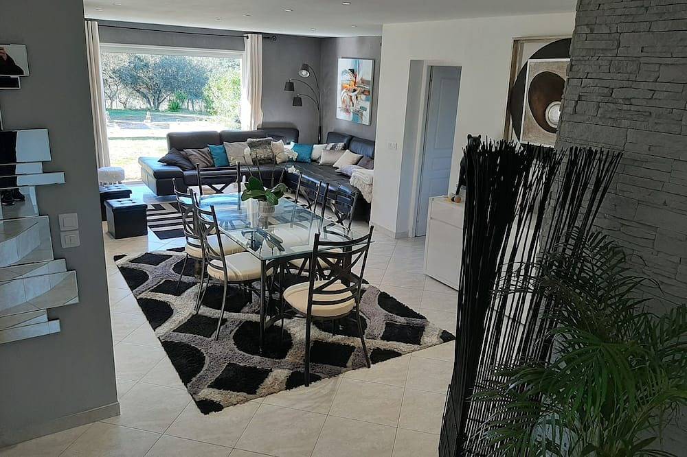 Beautiful air-conditioned villa with jacuzzi pool, large, quiet property with trees. in Belgodère, Calvi und Umgebung