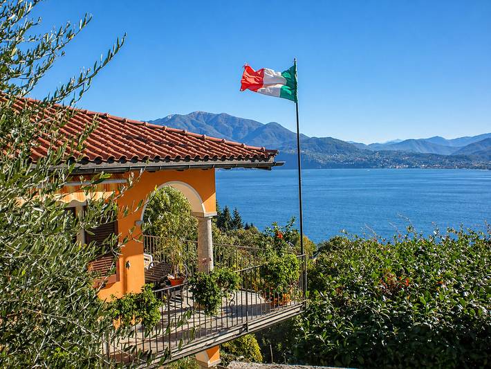 Ferielejlighed for 6 personer, med udsigt og søudsigt såvel som have og terrasse i Piemonte