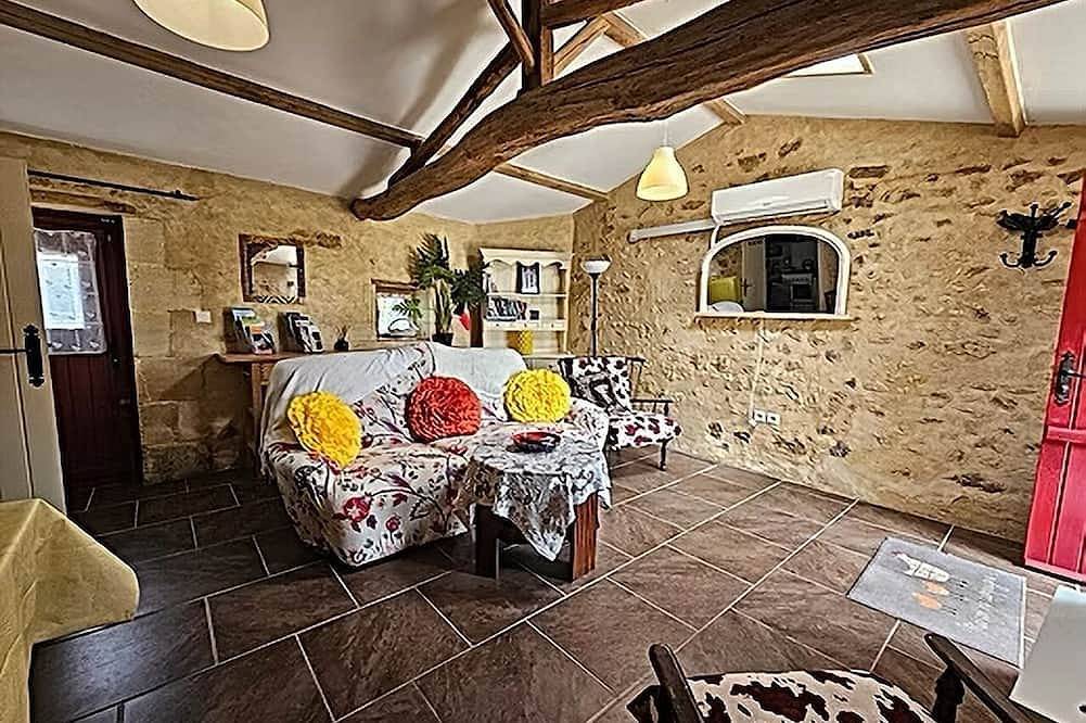 Gîte enchanteur avec piscine privée in Saint-Maigrin, Région de Jonzac