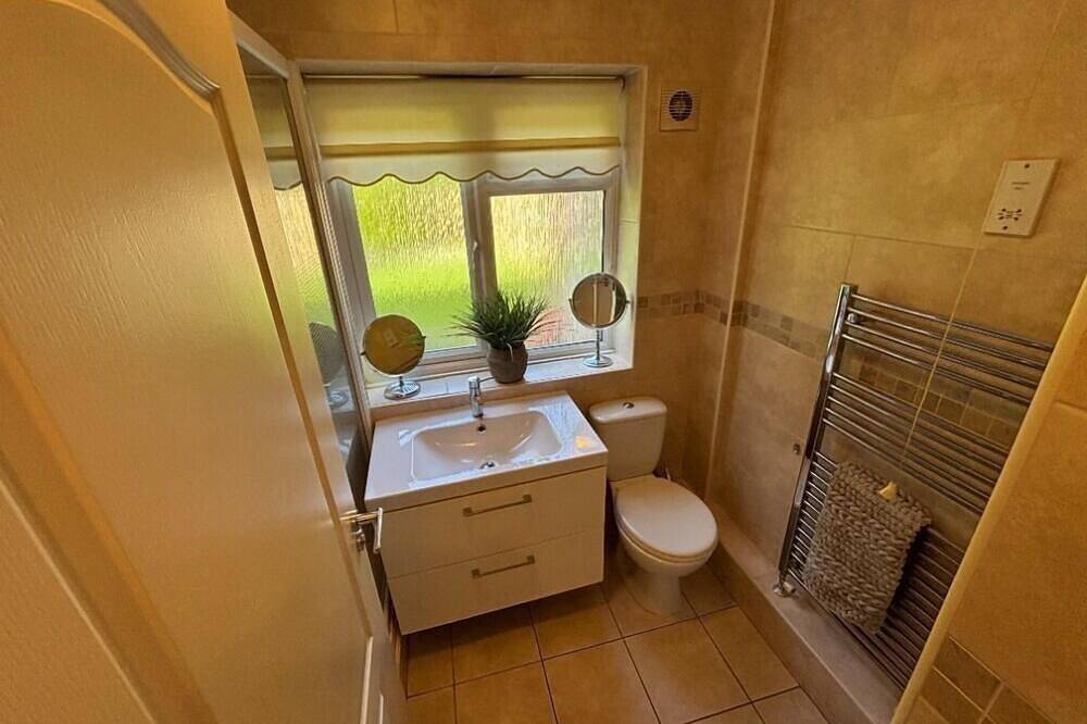 Appartement entier, Ideally Located-Confort-Appartement-Salle de bain privée-Vue sur Jardin in Crawley, Sussex de l'Ouest