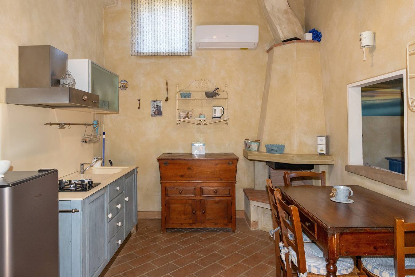 Entire apartment, San Giovanni R. Apartment 1 Dantea with Private Garden, Wi-Fi, and Air Conditioning in Peccioli, Pisa Province