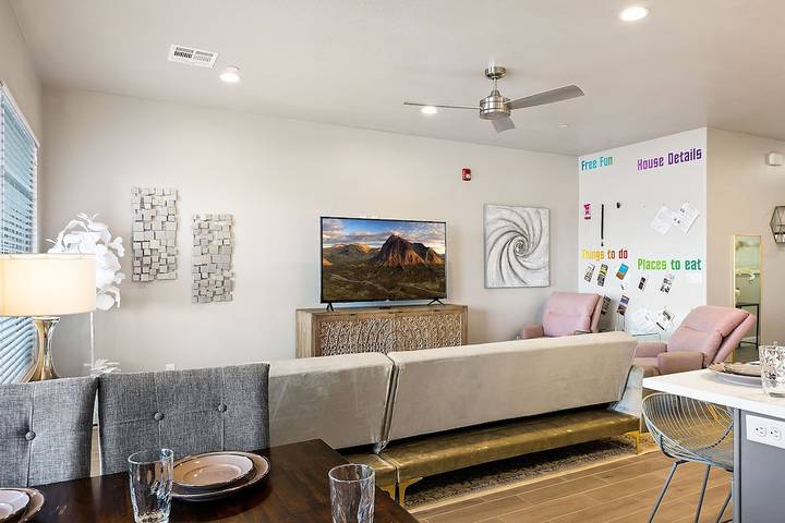 Vacation rental for 18 people, with hot tub and pool as well as balcony in Zion National Park