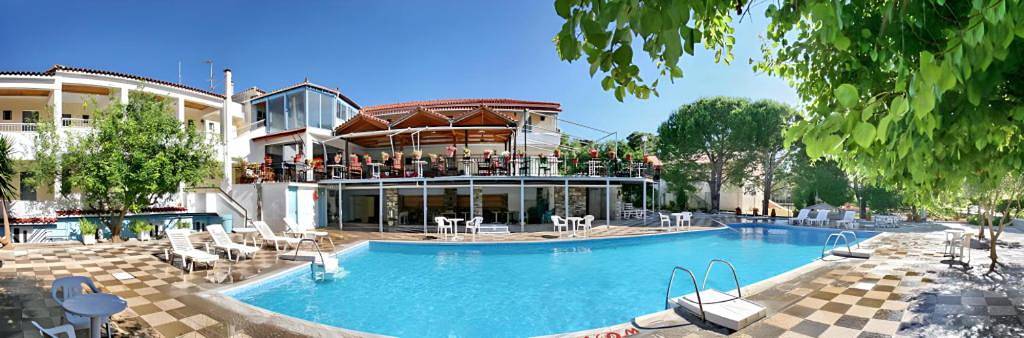 Hôtel pour 2 personnes, avec bassin pour enfant et jardin ainsi que piscine et balcon