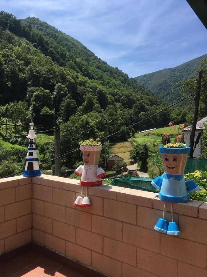 Apartamento para 7 personas, con jardín además de vistas y balcón en Cangas del Narcea