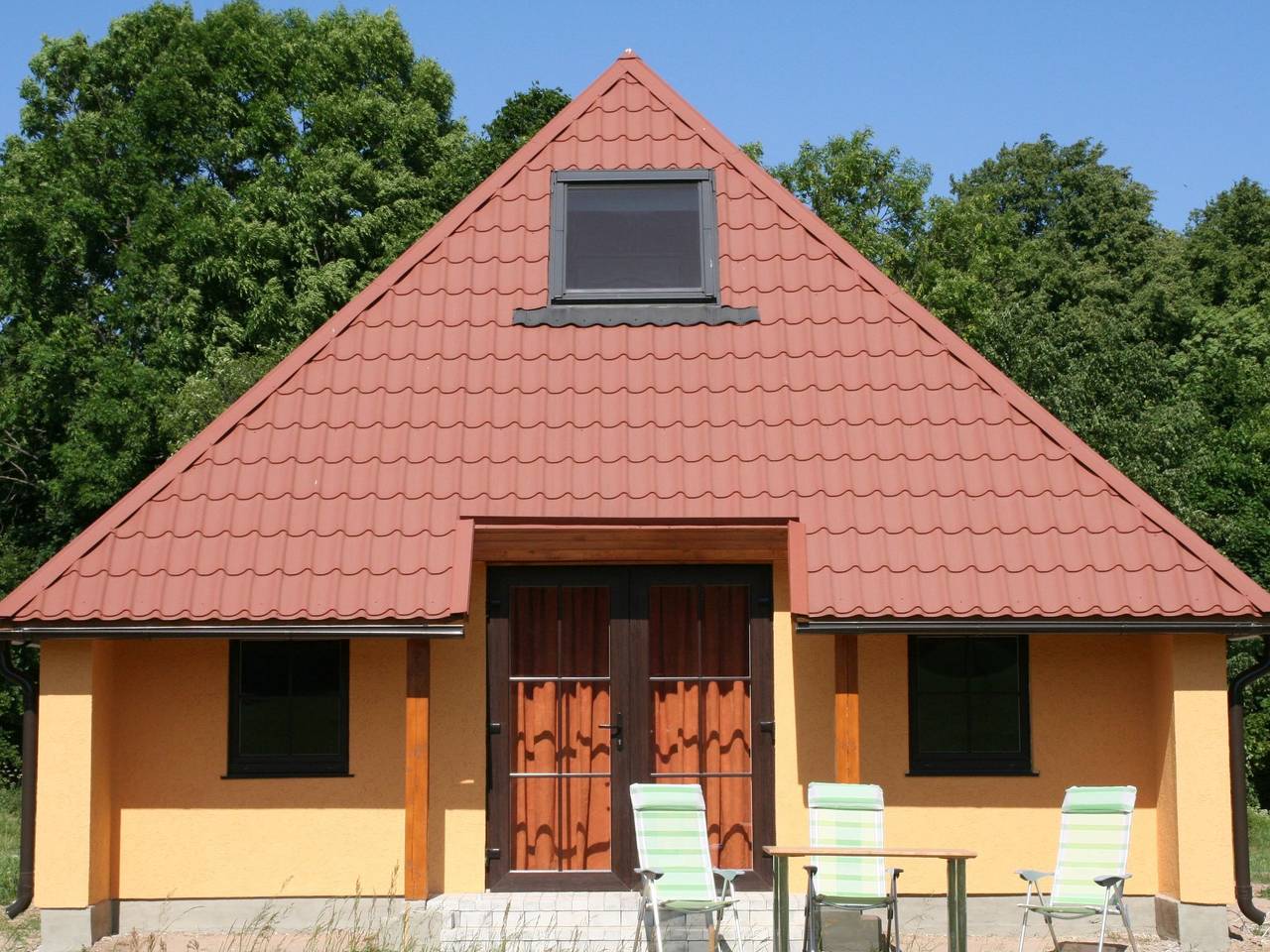 Fuchsbau in Waldnähe in Kuldiga, Kurland