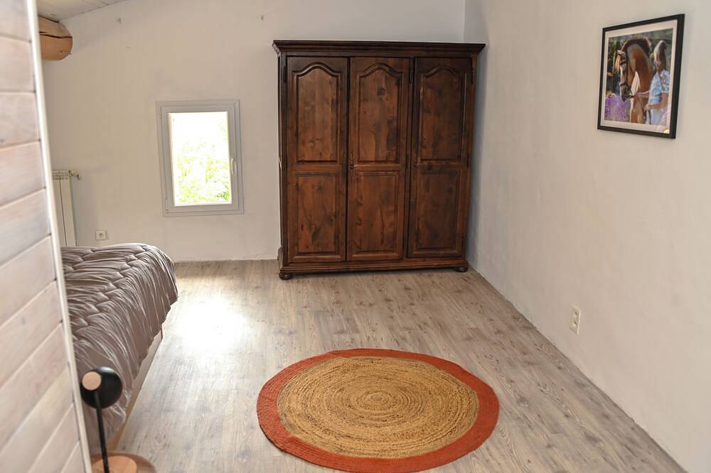 Provencal house with heated pool, jacuzzi and view 5 minutes from the Colorado in Viens, Regionaler Naturpark Luberon