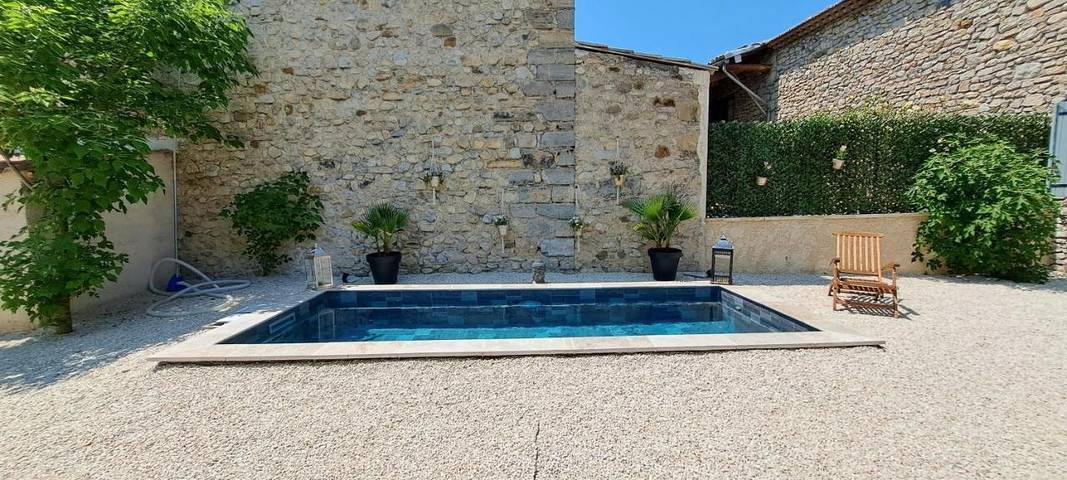 Location de vacances pour 4 personnes, avec piscine et jardin à Sainte-Jalle - 4