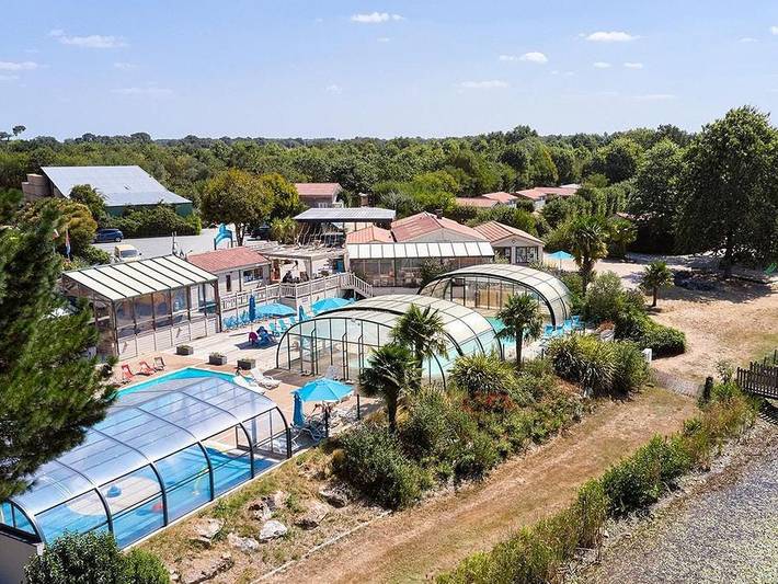 Tente pour 4 personnes, avec piscine, animaux acceptés à Saint-Julien-des-Landes