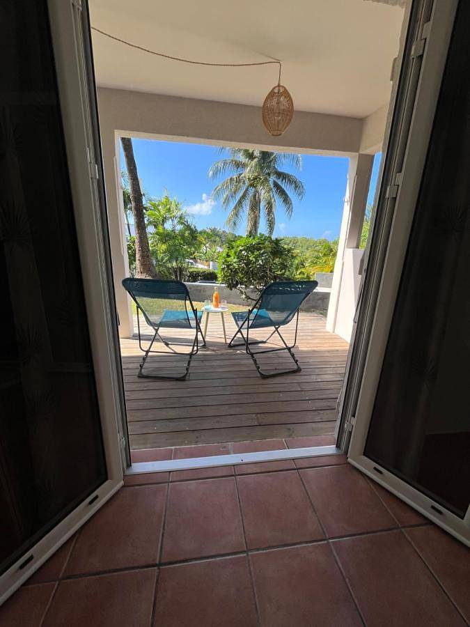 Location de vacances pour 2 personnes, avec piscine ainsi que vue et jardin dans Plage de Cluny