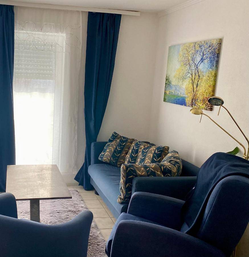Ganze Wohnung, Fußläufig zu S-Bahn nach München und See Gemütliche und voll ausgestatette 2 Zimmer Ferienwohnung am Wörthsee mit Terrasse, Grill, Schaukel, Doppelbett oder getrennte Betten, ideal zum Entspannen aber auch zum Arbeiten in Wörthsee, Ammersee