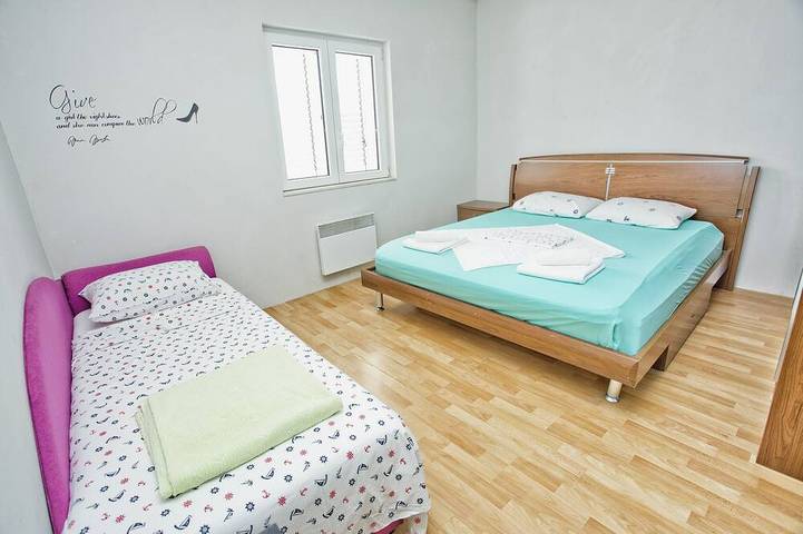 Spacieuse villa avec une piscine extérieure in Bay of Kotor

