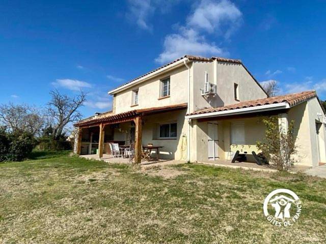 Gîte pour 10 personnes, avec terrasse ainsi que vue et piscine à La Pomarède