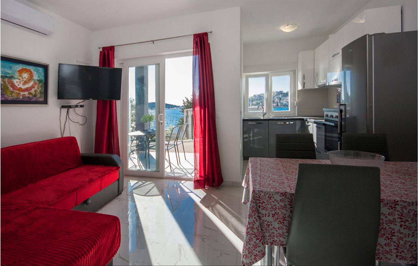 Apartamento vacacional entero, Apartamento con vistas al mar, terraza, cocina y Wi-Fi, a 1 km de la playa. in Razanj, Condado de Šibenik-Knin