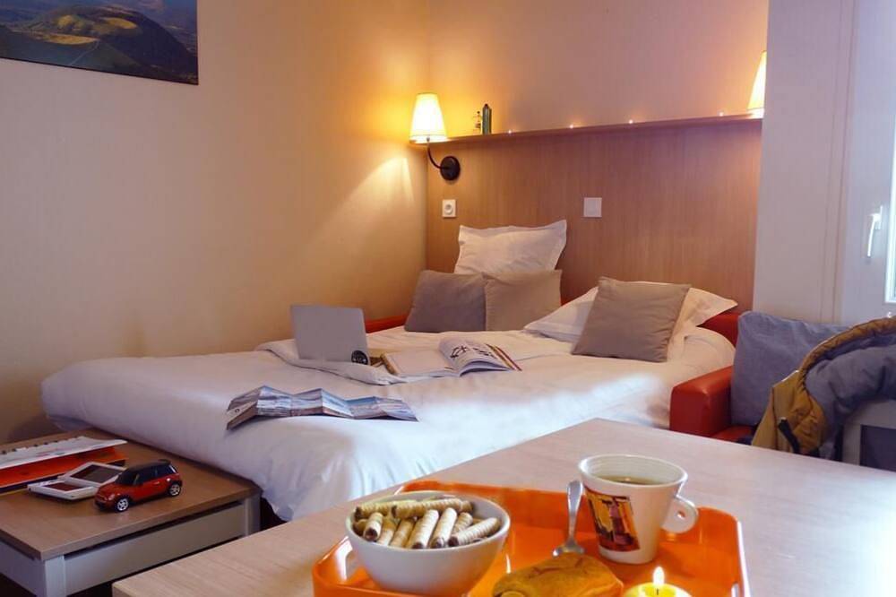 Entire apartment, 10m from ski slopes, parking, tv, ski locker, 25m², Super Besse in Super Besse, Besse-et-Saint-Anastaise