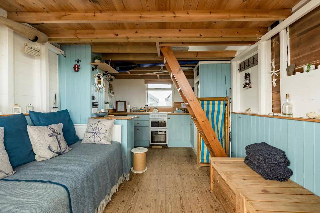 Stargazing Beach Hut on Mudeford Sandbank with wake up sea views in Bournemouth, South West England