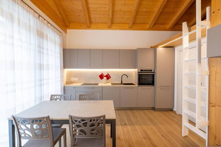 Appartamento per 4 persone, con giardino e panorama in Tione di Trento