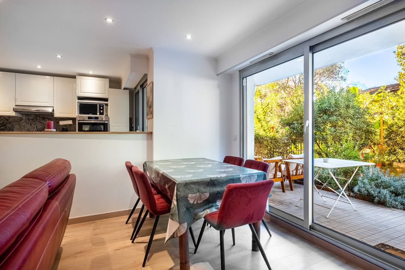 Entire apartment, Spacious Ground-Floor Apartment with Private Garden, Wi-Fi & Air Conditioning in Nice (France), Nice region