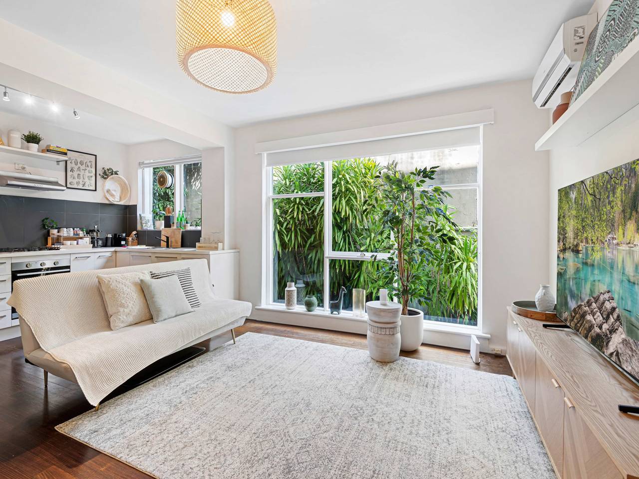 Entire apartment, Contemporary 1-Bed Unit Near Chapel St in Prahran, Melbourne