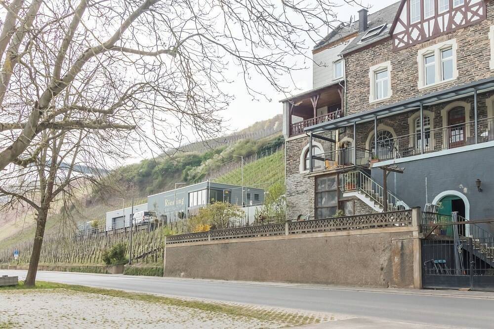 Großzügiges Ferienhaus mit Moselblick, 8 Pers., 3 Bäder, kostenfr. Öpnv-Ticket in Ürzig, Bernkastel-Kues & Umgebung