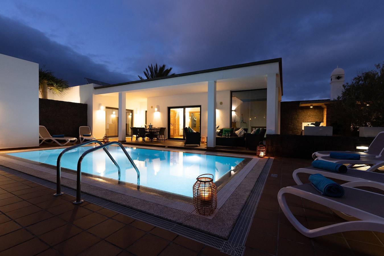 Moderne villa vlak bij het strand met zwembad, sauna, jacuzzi en terras in Playa Blanca, Yaiza