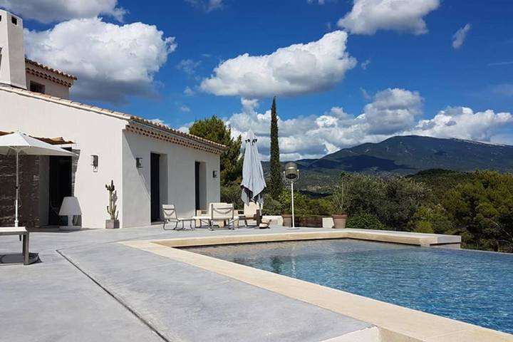 Location de vacances pour 8 personnes, avec vue ainsi que jardin et piscine à Crillon-le-Brave - 4