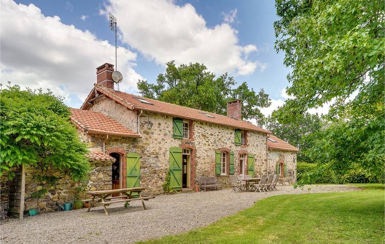 Gîte pour 10 personnes, avec jardin et terrasse, adapté aux familles à Nieul-le-Dolent