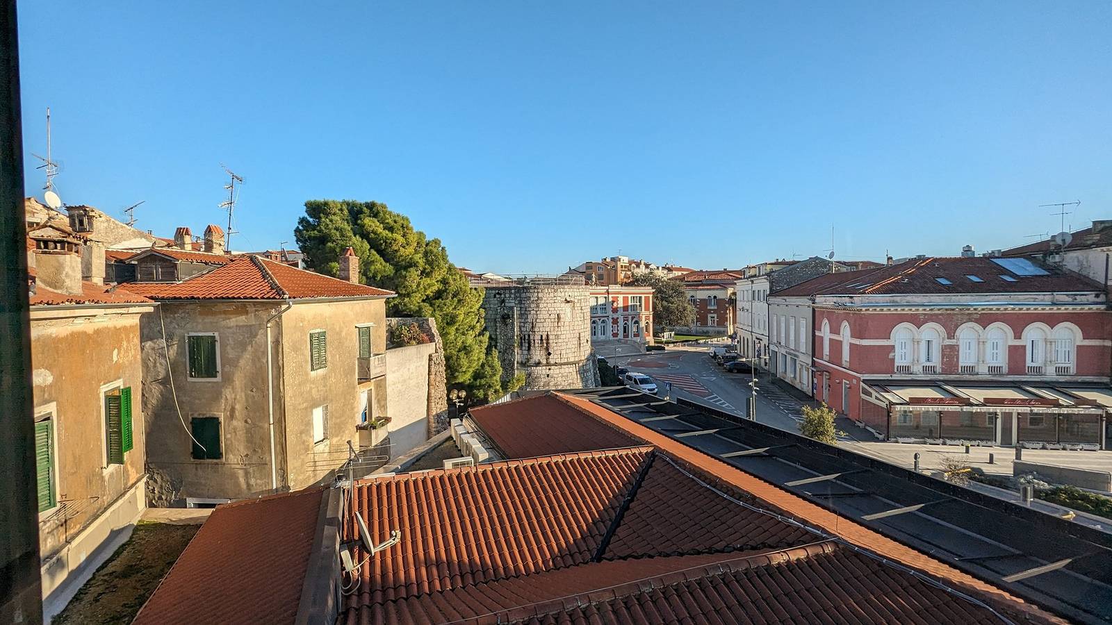 Ganze Wohnung, Historic Venetian Style Apartment with Seaview in Poreč City Center and Beachfront in Poreč, Porec und Umgebung