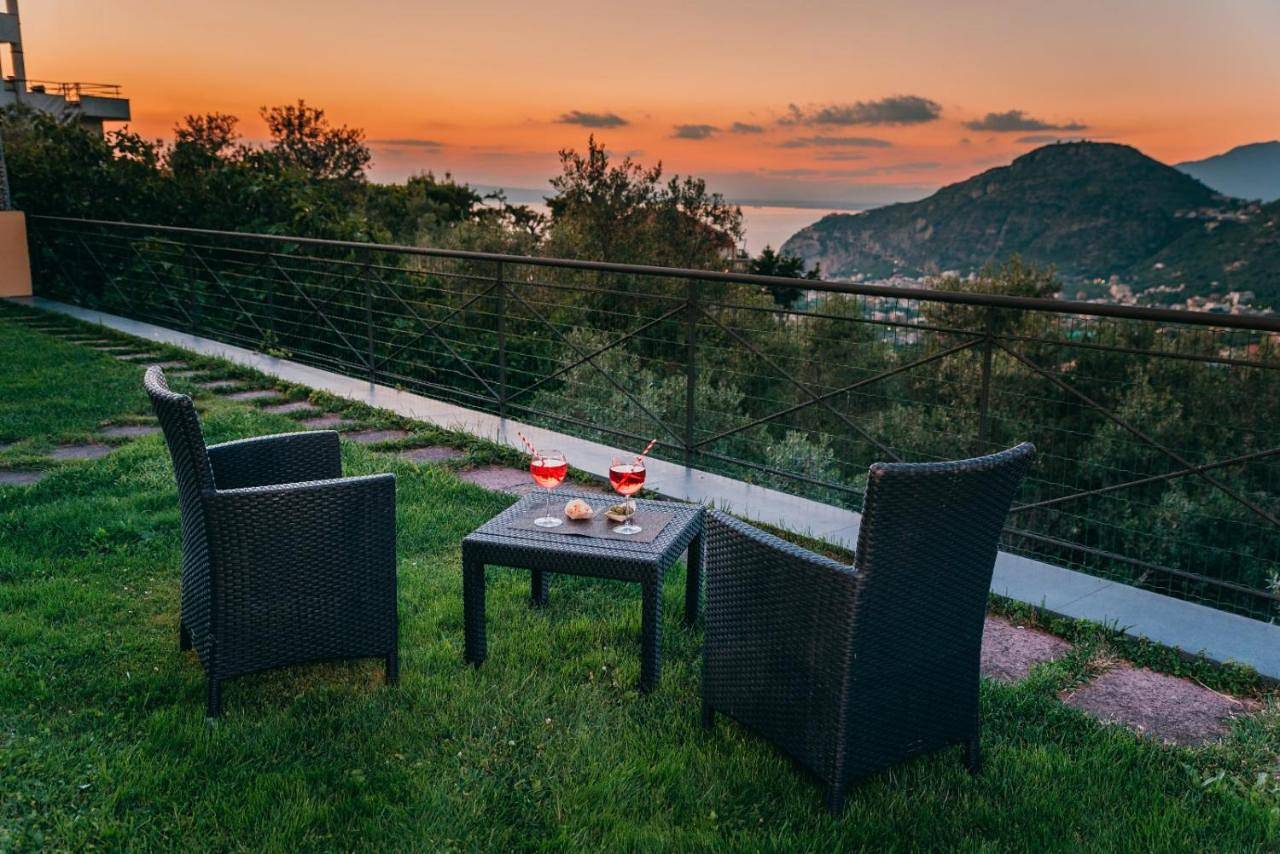 Appartamento intero, Villa Fanella, independent house with a private garden, between Sorrento&Amalfi in Piano di Sorrento, Sorrento Coast