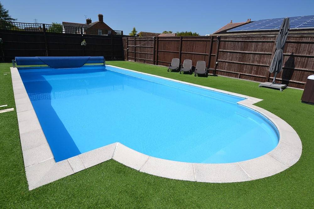 The Pool House studio chalet with pool and hot tub in Chinnor, Chiltern Hills