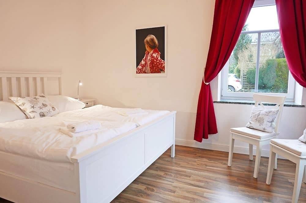 Ganze Wohnung, 110m² große, charmante Ferienwohnung \"Schleistern\" mit Kaminofen und großem, liebevoll bepflanzten Garten mit alten Baumbeständen, nur 400 m von der Schlei entfernt, eignet sich wunderbar für Paare und Familien, die sich abseits des Alltagstr... in Kopperby, Kappeln