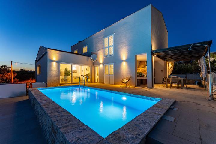 Ferienhaus für 6 Personen, mit Pool und Sauna sowie Garten, mit Haustier in Maslenica