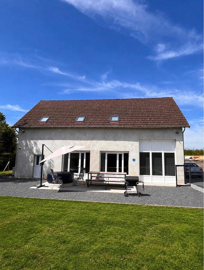 Location de vacances pour 15 personnes, avec Jacuzzi ainsi que Terrasse et Jardin à Diou