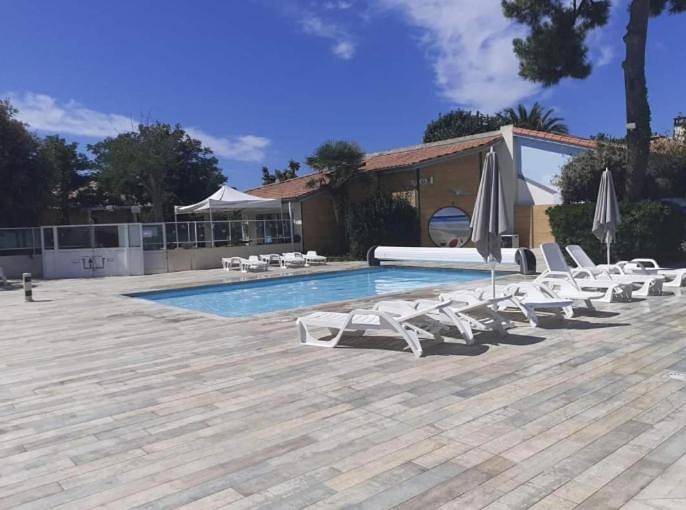 Camping pour 4 personnes, avec Terrasse et Bassin pour enfant ainsi que Piscine et Vue