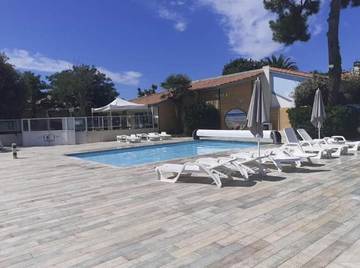 Camping pour 4 personnes, avec terrasse et piscine ainsi que bassin pour enfant et vue, animaux acceptés à Saint-Pierre-d'Oléron