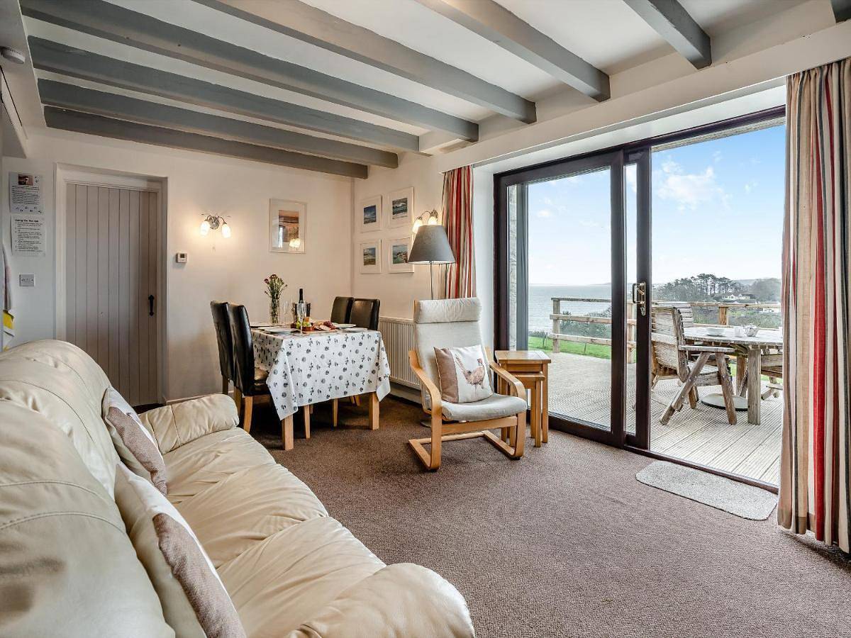 Two-Bedroom Holiday Home in Amroth, Pembrokeshire