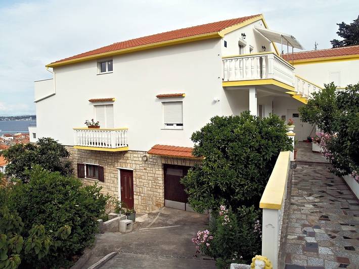 Ganze Wohnung, 1-Zimmer-Ferienwohnung mit Terrasse und Meerblick Preko, Ugljan -b in Preko, Insel Ugljan