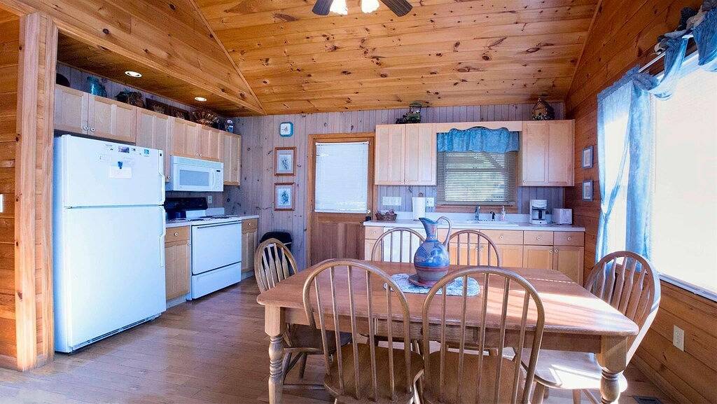 Charming & Romantic with Mtn Views and Hot Tub in Chattahoochee National Forest