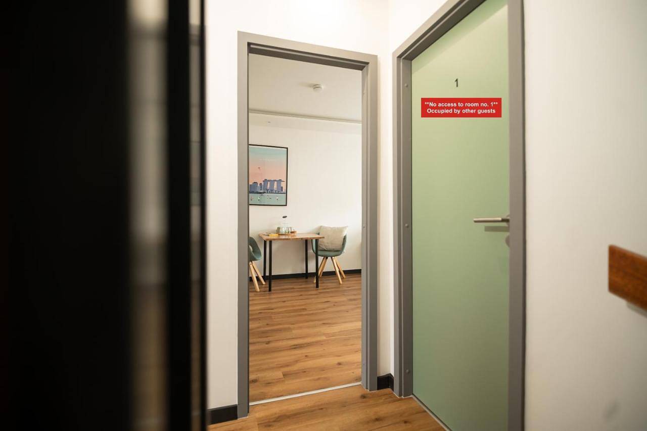 Shiny Singapore Room - Homestay - Doppelzimmer mit Gemeinschaftsbad in Porz (Köln), Keulen