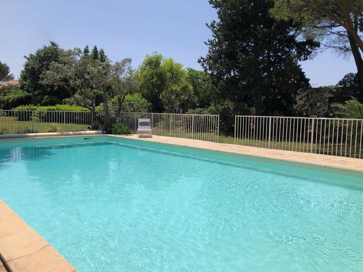 Location de vacances pour 6 personnes, avec jardin ainsi que vue et piscine à Cornillon-Confoux - 3