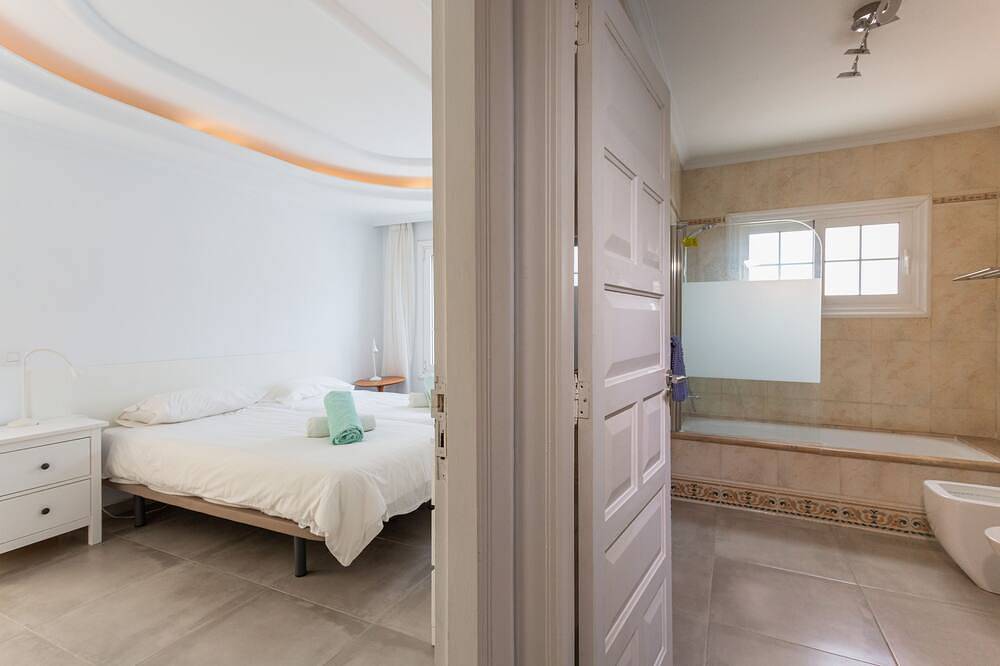 Villa Alamos Park, Golf Del Sur - Huge 10 bed villa with private pool in Oasis del Sur, San Miguel de Abona