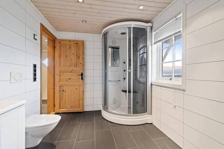 Idyllic seaside house by the water's edge - views, peace and comfort in Bodø