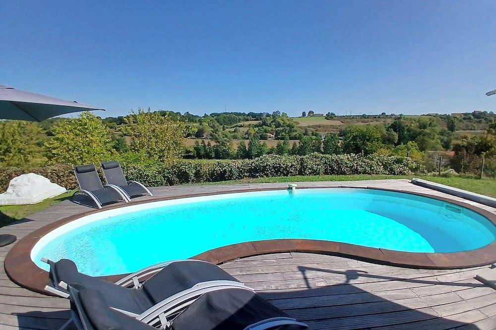 Spacious 6-person ground floor villa with pool, garden & Chalais chateau views. in Chalais (Charente), Charente