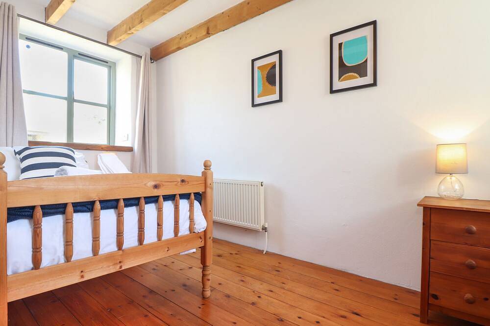 Joe’S Barn, pet friendly, country holiday cottage in Mullion in Mullion, Cornwall