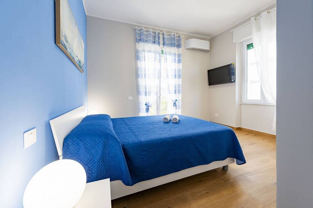 Entire apartment, Guesthost - Cozy Balcony Apartment for 2 near the Sea in Francavilla al Mare, Chieti Province
