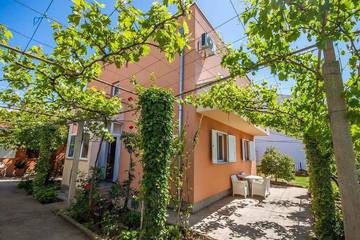 Ferienwohnung für 4 Personen, mit Garten, mit Haustier in Zadar (Kommun)